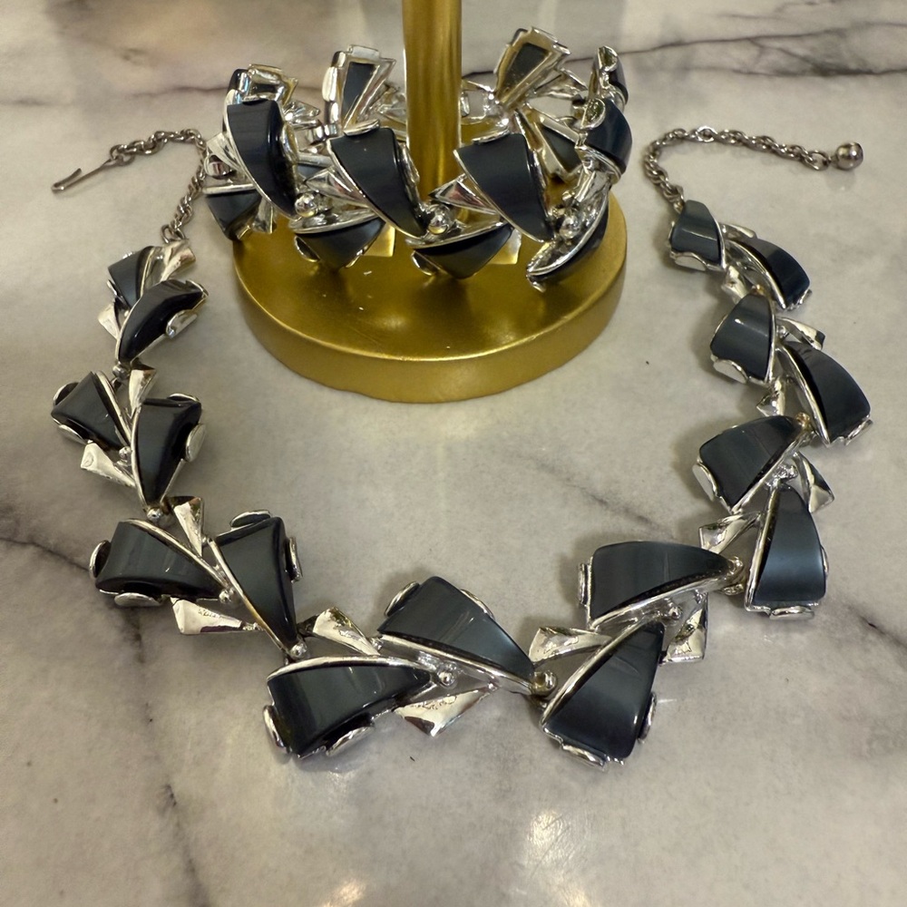THERMO Blue Cabochon Elegant Black and Silver Tone Necklace and Bracelet Set